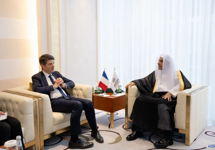 ‏التقى معالي الأمين العام، رئيس هيئة علماء المسلمين، فضيلة الشيخ د.⁧‫محمد العيسى‬⁩ ⁦‪‬⁩، في مكتبه بالرياض، ظهر اليوم، سعادةَ سفير الجمهورية الفرنسية لدى المملكة العربية السعودية، السيد باتريك ميزوناف. ‏وجرى خلال اللقاء مناقشةُ الموضوعات ذات الاهتمام المُشترَك.