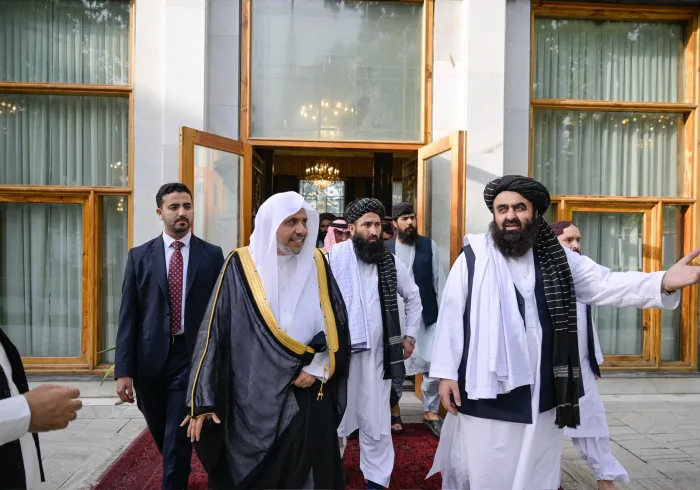 ‏التقى معالي الأمين العام، رئيس هيئة علماء المسلمين، فضيلة الشيخ د.⁧‫محمد العيسى‬⁩ ‬⁩، معاليَ وزير الخارجية الأفغاني، المولوي أمير خان متقي، في المقرّ الأول لمجلس الأمن في قصر رئاسة الوزراء.  ‏جرى خلال اللقاءِ مناقشةُ عددٍ من الموضوعات ذات الصلة بالتضامُن الإسلامي، وواجب إبراز حقيقة الإسلام للجميع، وذلك من خلال قيَم عدالته وحفظه للحقوق، وكذا قيَم وسطيّته ورحمته بالعالمين، مع إيضاح مظاهر سماحة الإسلام التي اشتملت عليها نصوص القرآن الكريم والسنة المطهّرة والسيرة النبوية الشريفة، وهي التي لا بد أن يُرى أثرها ف