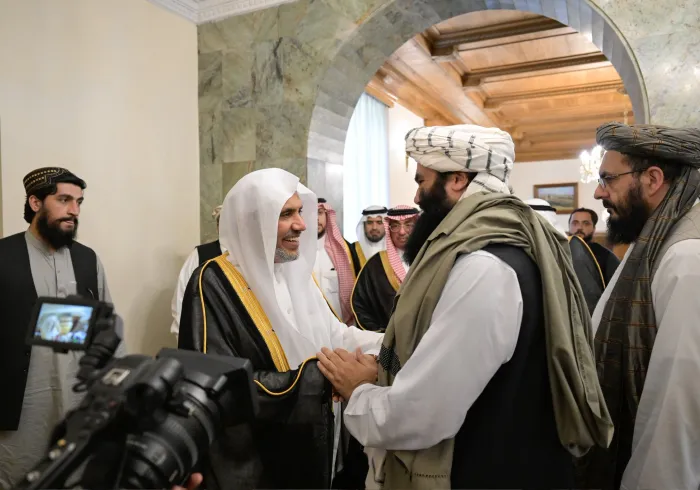 ‏التقى معالي الأمين العام، رئيس هيئة علماء المسلمين، فضيلة الشيخ د.⁧‫#محمد_العيسى‬⁩ ⁦‪@MhmdAlissa‬⁩ في قصر “شهار شنار”، معاليَ وزير الداخلية الأفغاني، خليفة سراج الدين حقّاني.  ‏وجرى خلال اللقاءِ مناقشةُ الجهودِ التي تبذُلها حكومة أفغانستان في محاربة التنظيمات الإرهابية.  ‏كما أكّد الجانبان على أن لوحدة الكلمة في الإسلام شأنًا عظيمًا، وللنّزاع والشقاق خطرًا كبيرًا على تضامُن المسلمين وسمعة الإسلام، وأن لهذا ضررًا لا يُقارن بأي مصلحة أخرى يراها بعضُ أهل العلم في مسائل اجتهادية، هي دون هذا الهدف الإسلامي الأس