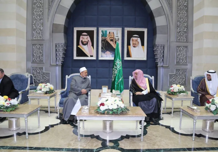 شيخ الأزهر يشيد بالجهود التي يبذلها د.العيسى للنهوض برابطة العالم الإسلامي