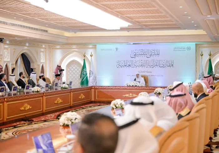 خدمةً لكتابِ اللهِ الكريم؛ اجتمعت نخبةٌ من العلماءِ المختصين، والباحثين، والممارسين لإقراء القرآنِ الكريم وتعليمه، إلى جانب ممثلي خمسين مقرأةً قرآنيةً تقنيةً عالميّةً، تُجسِّد جهودًا متقدّمةً في الإقراء عن بُعد، عبر تقنيات الاتصال الحديثة