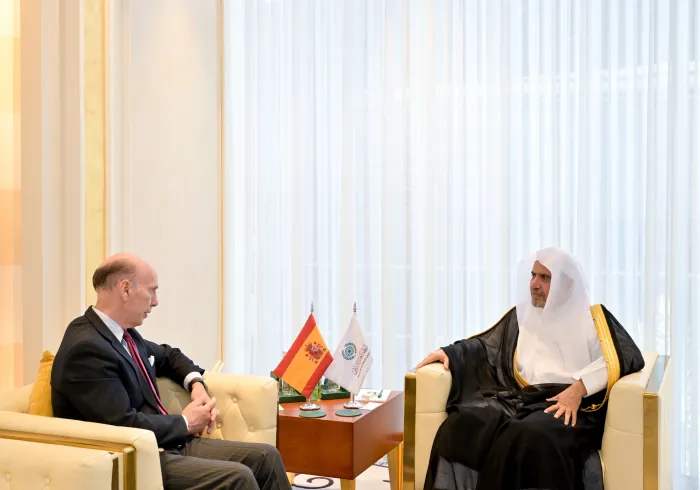 التقى معالي الأمين العام، رئيس هيئة علماء المسلمين، فضيلة الشيخ د.⁧‫محمد العيسى‬⁩‬⁩ ظُهر اليوم، بمكتبه في فرع الرابطة بالرياض، سعادة سفير مملكة إسبانيا لدى المملكة العربية السعودية، السيد خافيير كارباخوسا سانشيز