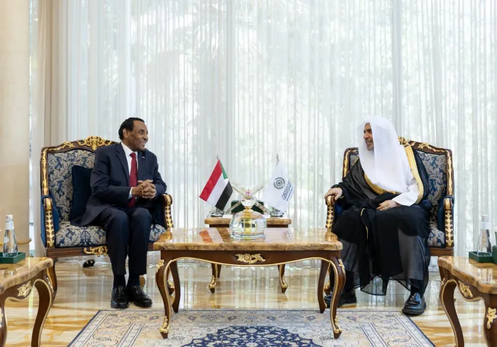 استقبل معالي الأمين العام، رئيس هيئة علماء المسلمين، فضيلة الشيخ د.⁧‫محمد العيسى‬⁩ ⁦‬⁩، في فرع الرابطة بالرياض، دولةَ رئيس الوزراء بجمهورية السودان، البروفيسور كامل إدريس