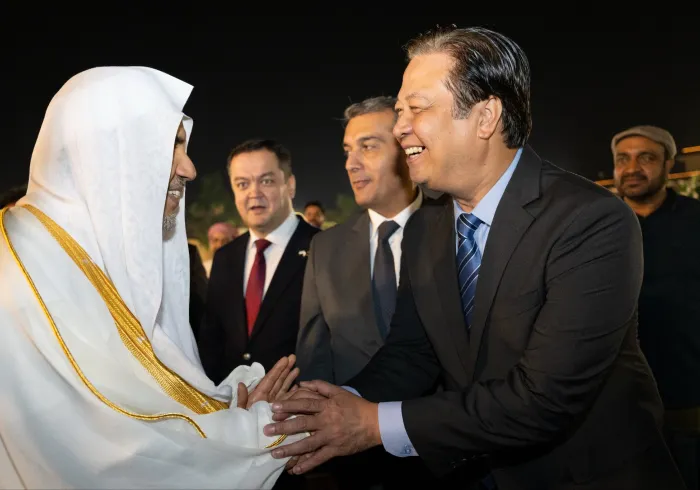 معالي رئيس لجنة الدفاع في مجلس الشيوخ الباكستاني، الوجيه السيد محمد طلحة محمود، يقيم مأدبة عشاء؛ احتفاءً بزيارة معالي الأمين العام، رئيس هيئة علماء المسلمين، فضيلة الشيخ د.⁧‫محمد العيسى