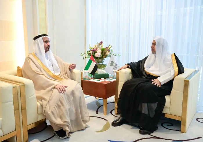 استقبل معالي الأمين العام، رئيس هيئة علماء المسلمين، الشيخ د.⁧‫محمد العيسى‬⁩ ⁦‬⁩، في مكتبه بالرياض، ظُهر اليوم، سعادةَ سفيرِ دولةِ الإمارات العربية المتحدة لدى المملكة العربية السعودية، السيد مطر سالم الظاهري