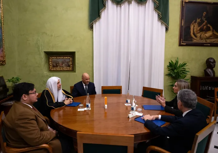 التقى معالي الأمين العام، رئيس هيئة علماء المسلمين، الشيخ د.⁧‫محمد العيسى‬⁩ ⁦‪‬⁩، عمدةَ مدينة غرناطة، السيدة ماريا فرانسيسكا كارازو فيلالونجا، وذلك في مقر البلدية