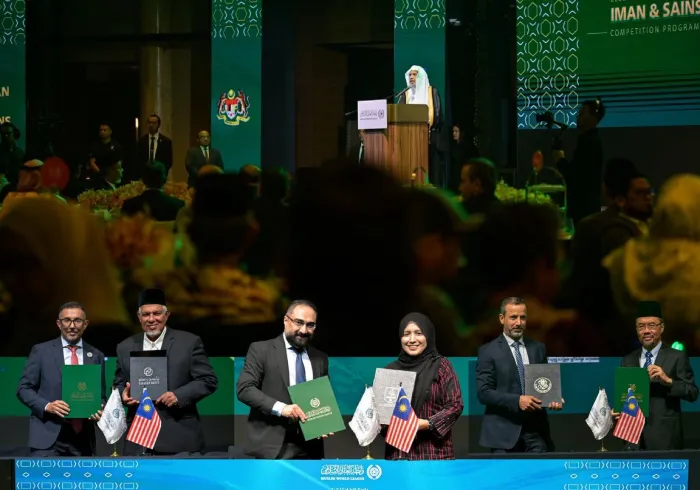 ‏ظُهرَ اليوم في العاصمة الماليزية .. وبحضور علماء دوليين، وشخصيات وزارية، ورؤساء جامعات