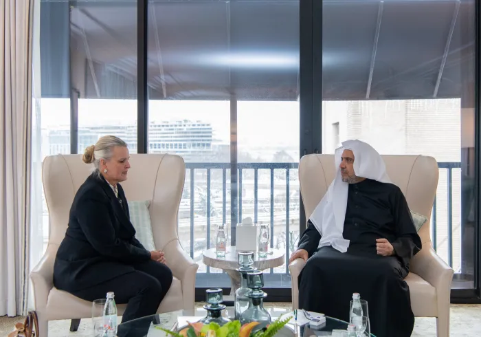 ‏استقبل معالي الأمين العام، رئيسُ هيئة علماء المسلمين، فضيلة الشيخ د.⁧‫محمد العيسى‬⁩، في مقرِّ إقامته بواشنطن، الرئيسَ والمديرَ التنفيذيَّ لمعهد السلام الأمريكي، السيدة ليز غراندي