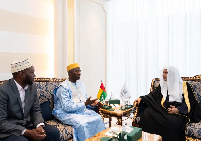 استقبل معالي الأمين العام، رئيس هيئة علماء المسلمين، فضيلة الشيخ د.⁧‫محمد العيسى‬⁩، في مقر الرابطة الفرعي بالرياض، سعادةَ السفير فوق العادة، ومفوض جمهورية غينيا بيساو لدى المملكة العربية السعودية، السيد دينو سيدي