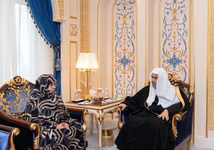 التقى معالي الأمين العام، رئيس هيئة علماء المسلمين، فضيلة الشيخ د.⁧‫محمد العيسى‬⁩، في مقرِّ الرابطة الرئيس بمكة المكرمة، معاليَ الوزيرة والدبلوماسية الناشطة في مجال الإسهام التنموي للمرأة في القارة الإفريقية، السيدة عائشة بنت امحميم