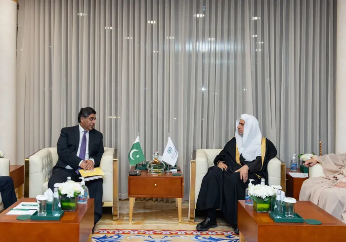En Riad, el Sheij Mohammed Al-Issa, Secretario General de la LMI y presidente de la Comisión de Ulemas Musulmanes, se reunió con el Sr. Gohar Ejaz, Ministro Federal de Comercio, Industria e Inversiones, y Ministro del Interior de Pakistán