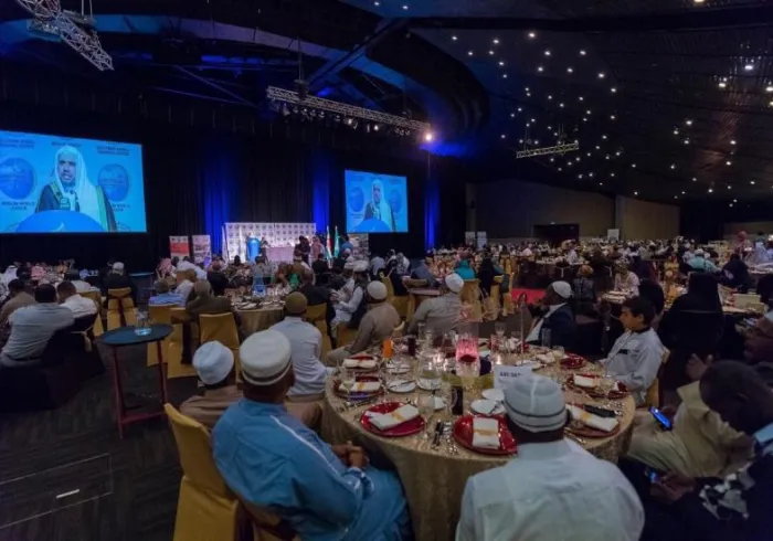 معالي الأمين متحدثاً في مؤتمر الرابطة بديربن