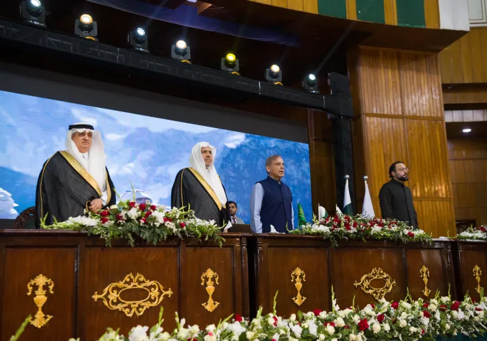 Perdana Menteri Pakistan Yang Mulia, Tuan Muhammad Shehbaz Sharif, dan Yang Mulia Sekjen LMD Syekh Dr. Mohammed Alissa, menghadiri acara penutupan penghargaan untuk para pemenang Kompetisi Tahunan Hafalan Al-Qur’an bagi anak-anak dibawah usia sepuluh tahun