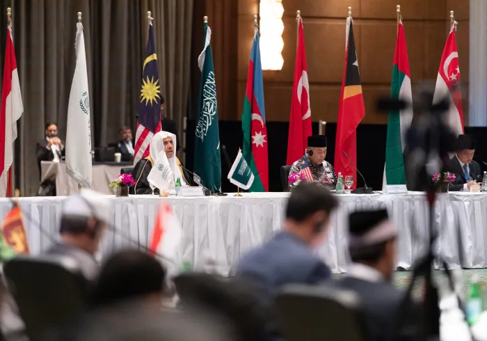 El Secretario General, el Sheij Mohammed Al-Issa, durante la conferencia de prensa con los medios asiáticos, después de la inauguración del "Consejo de Sabios de la ASEAN"