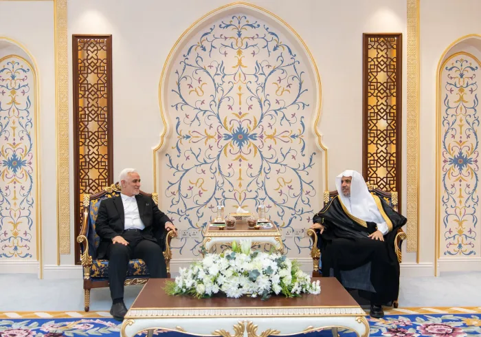 «جناب بزرگوار دبیر کل و رئیس انجمن علمای مسلمان، آقای دکتر‌شیخ محمد العیسی در دفتر خود در مکه مکرمه، از جناب رئیس اداره اوقاف شیعیان عراق، دکتر حیدر حسن الشمری استقبال نمود