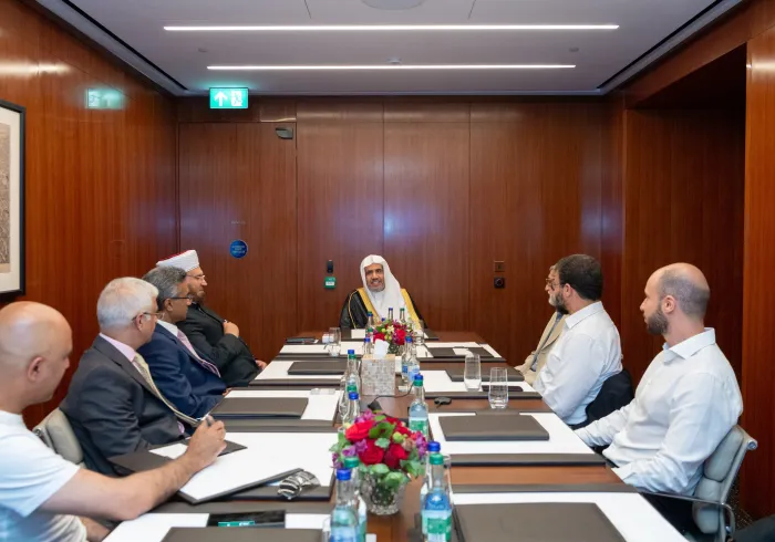 En Londres, el Sheij Mohammed Alissa, Secretario General de la Liga del Mundo Islámico y Presidente de la Comisión de Ulemas, se reunió con líderes islámicos británicos