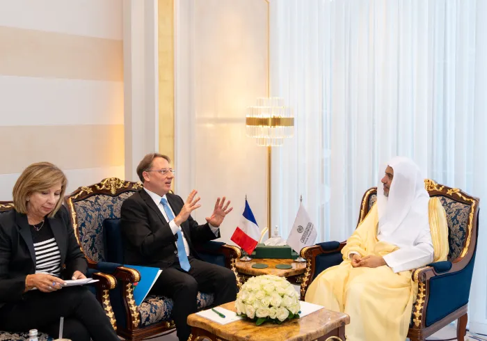 استقبل معالي الأمين العام، رئيس هيئة علماء المسلمين، فضيلة الشيخ د.⁧‫محمد العيسى‬⁩، في مكتبه بالرياض، سعادةَ سفير جمهورية فرنسا لدى المملكة العربية السعودية، السيد لودوفيك بوي