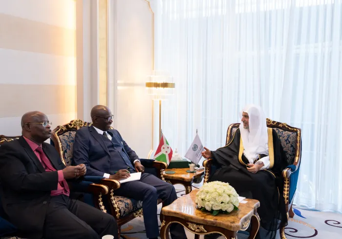 استقبل معالي الأمين العام، رئيس هيئة علماء المسلمين، فضيلة الشيخ د.⁧‫محمد العيسى‬⁩، في مكتبه بالرياض، مبعوثَ فخامة رئيس جمهورية بورندي، معالي السيد ريفيرين نديكوريو، الأمين العام للحزب الحاكم ونائب الرئيس