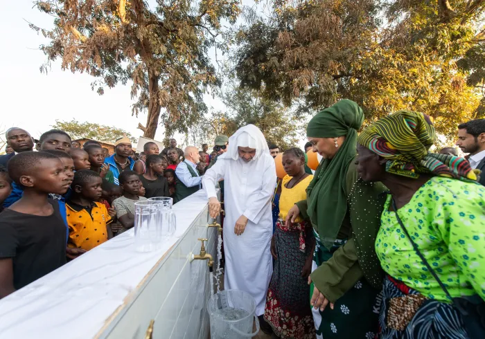در قلب گرم آفریقا، «مالاوی»: سازمان همبستگی جهان اسلام یکی از بزرگترین پروژه‌های آبرسانی خود را افتتاح می‌کند و ارزش‌های والای اسلام در خدمت به بشریت بدون تبعیض را برجسته می‌سازد. پیامبر اکرم ﷺ می‌فرمایند: «در آب دادن به هر جگر تشنه‌ای اجر داری.»