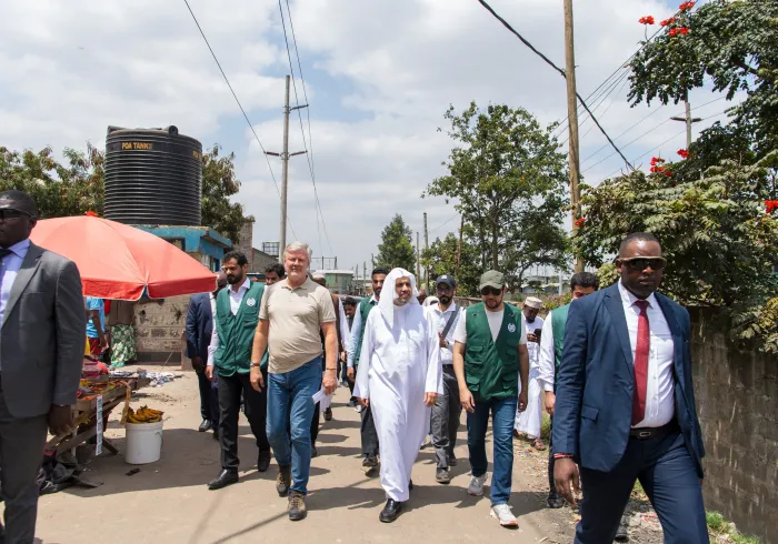 ‏مشروع صحي تعليمي تنموي متكامل لتحسين حياة قاطني الأحياء الفقيرة:  ‏معالي الأمين العام، رئيس هيئة علماء المسلمين، فضيلة الشيخ، د.⁧‫محمد العيسى‬⁩ يتفقدُ مشروعَ تطوير الأحياء الفقيرة الذي تُشرف عليه ⁧‫رابطة العالم الإسلامي‬⁩ في كينيا، بحضور مسؤولين حكوميين، وقادة المنظمات الدولية والمجتمع المدني.