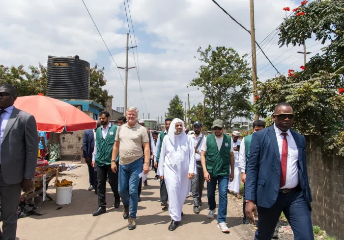 شهدتْ جولةُ معالي الأمين العام، رئيس هيئة علماء المسلمين، فضيلة الشيخ د.⁧‫محمد العيسى‬⁩ ‬⁩ "مؤخّراً" في الجنوب الأفريقي، تدشينَ مشروعٍ صحيٍّ تعليميٍّ تنمويٍّ متكاملٍ في الأحياء الفقيرة، وتوزيعَ المساكن للأرامل المُحتاجات