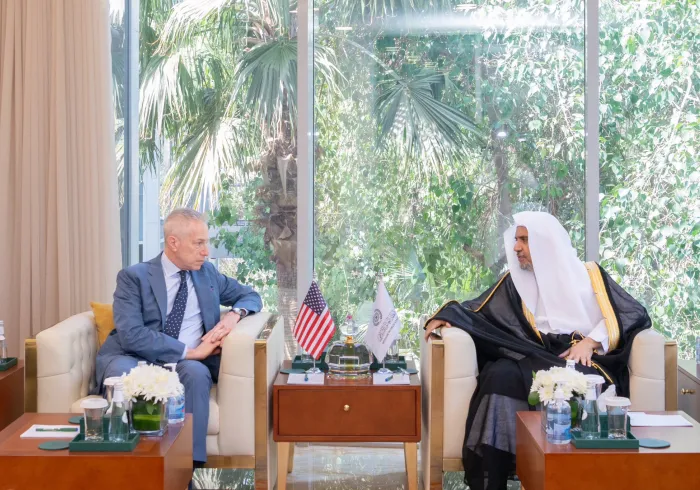 ‏التقى معالي الأمين العام، رئيس هيئة علماء المسلمين، فضيلة الشيخ د.⁧‫#محمد_العيسى‬⁩ ⁦‪@MhmdAlissa‬⁩ في مكتبه بالرياض اليوم، سعادةَ سفير الولايات المتحدة الأمريكية لدى المملكة العربية السعودية، السيد مايكل آلن راتني. ‏وجرى خلال اللقاءِ بحث عددٍ من الموضوعات ذات الاهتمام على الساحة الدولية.