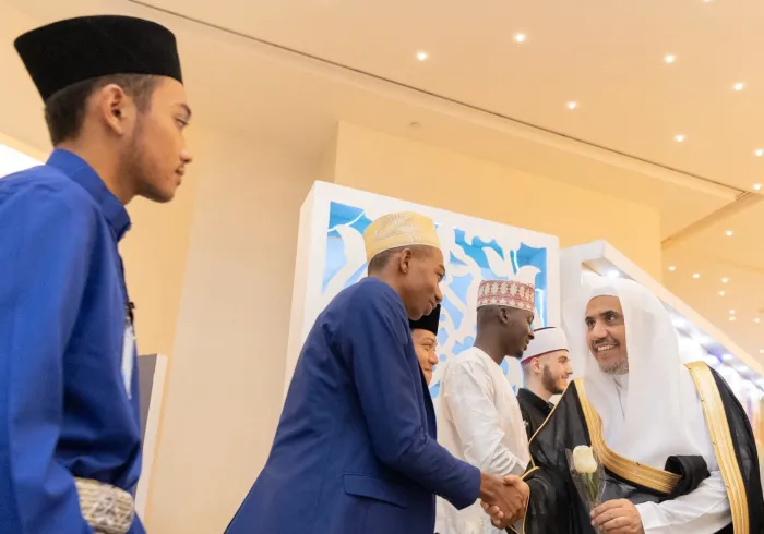 ‏مبادراتُنا وبرامجُنا تمتدّ إلى الشباب والأطفال في كلّ المُجتمعات المُسلِمة حولَ العالَم، بهدْيٍ من كتاب الله تعالى، وسُنّة سيّدِنا ونبيِّنا الكريم ﷺ، وبالتنسيق المُباشِر مع الدّول والمؤسّسات ذاتِ الصلة.