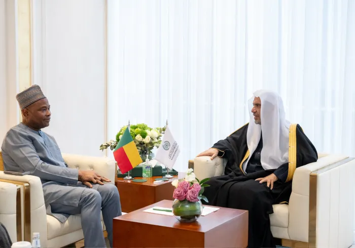 ‏التقى معالي الأمين العام، رئيس هيئة علماء المسلمين، فضيلة الشيخ د.⁧‫محمد العيسى‬⁩ ‬⁩ في مكتبه بالرياض، ظُهر اليوم، سعادةَ سفير جمهورية بنين لدى المملكة العربية السعودية، السيد آدم باغودو زكاري