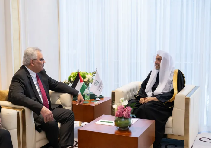 استقبل معالي الأمين العام، رئيس هيئة علماء المسلمين، فضيلة الشيخ د.⁧‫محمد العيسى‬⁩‬⁩ في مكتبه بالرياض، ظُهرَ اليوم، سعادةَ سفير دولة فلسطين لدى المملكة العربية السعودية، السيد مازن غنيم