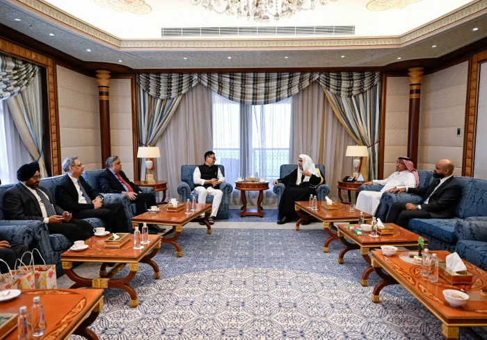 ‏استقبل معالي الأمين العام، رئيس هيئة علماء المسلمين، فضيلة الشيخ د.⁧‫محمد العيسى‬⁩‬⁩ في جدة، معاليَ وزير شؤون الأقليات والشؤون البرلمانية في جمهورية الهند، السيد كيرين ريجيجو، والوفدَ المُرافق له. ‏وتناولَ اللقاءُ عددًا من الموضوعات ذات الاهتمام المُشترَك.