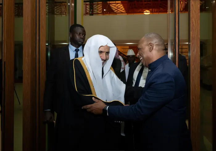 El Primer Ministro de la República de Guinea-Bisáu, el Sr. Rui Duarte de Barros, recibió al Secretario General, Presidente de la Comisión de Ulemas, el Sheij Mohammed Al-Issa