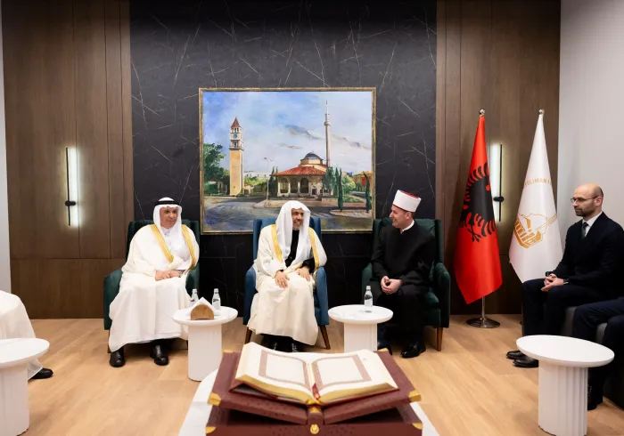 Después de dirigir la oración y pronunciar el sermón del Aíd, el Secretario General, Presidente de la Comisión de Ulemas, el Sheij Mohammed Alissa, se dirigió al Comité de Ulemas de la capital albanesa