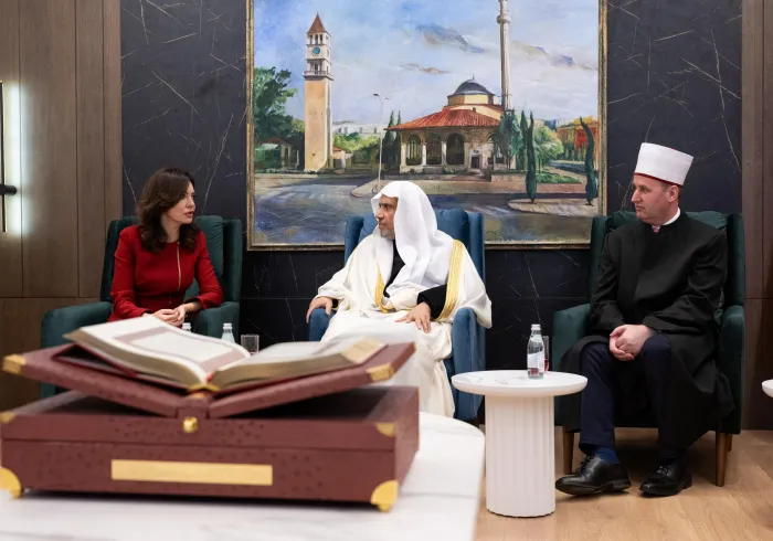 ‏بعد أن أم المصلين وخطب فيهم خطبة العيد التقى فضيلة الأمين العام، رئيس هيئة علماء المسلمين، الشيخ د.⁧‫محمد العيسى‬⁩‬⁩، في مقر المشيخة الإسلامية بالعاصمة الألبانية معالي رئيسة البرلمان الألباني في سياق تبادل التهاني بعيد الفطر المبارك
