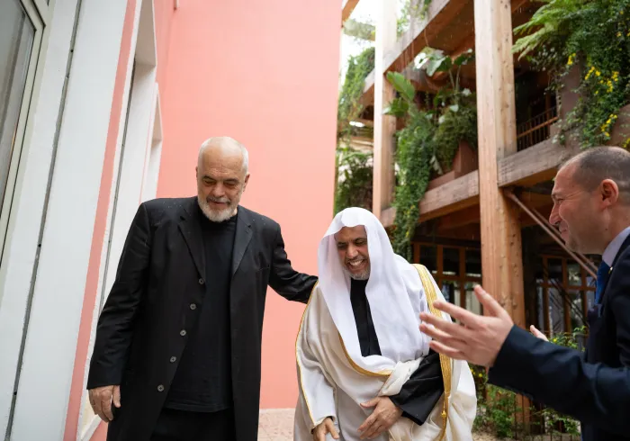 El Primer Ministro de Albania, el señor Edi Rama, recibió en la sede de la Primatura al Secretario General, Presidente de la Comisión de Ulemas, el Sheij Mohammed Alissa, quien le expresó su aprecio por su visita a Albania con motivo de su sermón del Aíd al-Fitr.