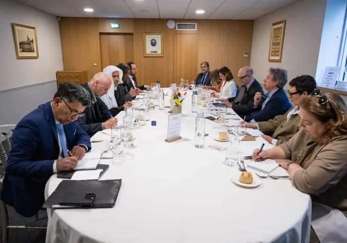 Cheikh Mohammed Alissa a tenu un échange avec des représentants de l’agence de presse et la radio françaises, en présence de correspondants internationaux