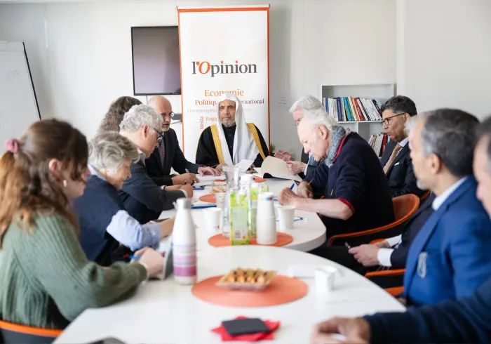 ‏استضافتْ يوميّة "لوبينيون" في مقرها بالعاصمة الفرنسية "باريس"، مائدةً مستديرةً مع معالي الأمين العام، رئيس هيئة علماء المسلمين، فضيلة الشيخ د.⁧‫محمد العيسى‬⁩‬⁩، حضرها عدد من المراكز البحثية والسياسيين وصنّاع الرأي، تناولت