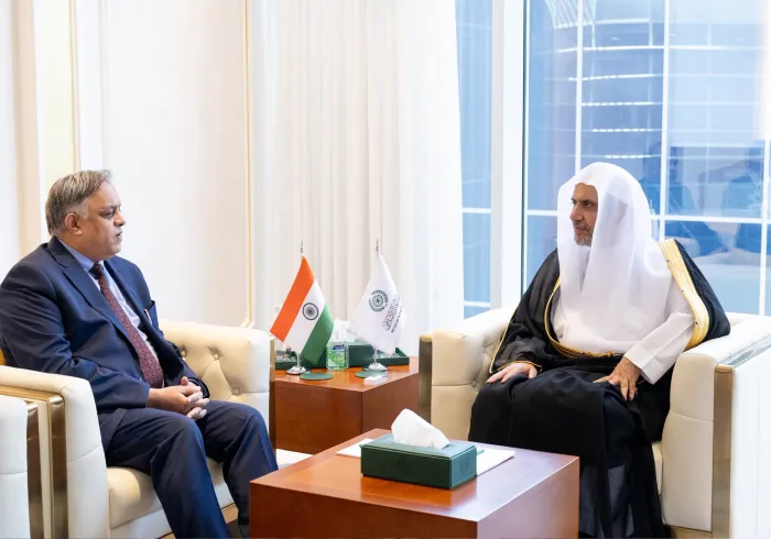 ‏استقبلَ معالي الأمين العام، رئيس هيئة علماء المسلمين، فضيلة الشيخ د.⁧‫محمد العيسى‬⁩ ‬⁩، في مكتبه بالرياض ظُهرَ اليوم، سعادةَ سفير جمهورية الهند لدى المملكة العربية السعودية، الدكتور سهيل إعجاز خان