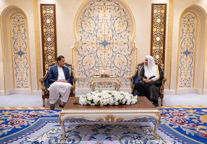 ‏مساءَ اليوم في مكتبه بمكة المكرمة:  ‏التقى معالي الأمين العام، رئيس هيئة علماء المسلمين، فضيلة الشيخ د.⁧‫محمد العيسى‬⁩‬⁩، معاليَ رئيس البرلمان الباكستاني، السيد سردار أياز صادق. ‏وجرى خلالَ اللقاء مناقشةُ عددٍ من الموضوعات ذات الاهتمام المُشترَك، حيث أشاد الضيفُ بالجهود الإسلامية والدولية للرابطة، ومن ذلك: جهودها في تعزيز الوحدة الإسلامية، وخدمة الأقليّات المسلمة، ومواجهة ظاهرة الإسلاموفوبيا، والتصدّي لقضية تعليم الفتيات في المجتمعات المسلمة، وتمثيل العالم الإسلاميّ خيرَ تمثيلٍ في المحافل الدولية.