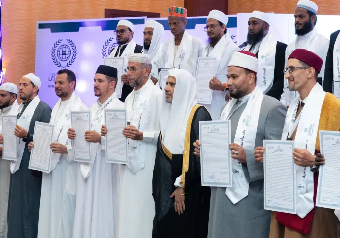 ‏الإجازات القرآنية بالسَّند المُتَّصل إلى سيدنا ونبينا الكريم صلى الله عليه وسلم، شرَفٌ جليلٌ تعتَزُّ به ⁧‫رابطة العالم الإسلامي‬⁩ وتضطلع بوصلِه لنخبة أبناء الامة؛ الحُفّاظ والحافظات حول العالم: