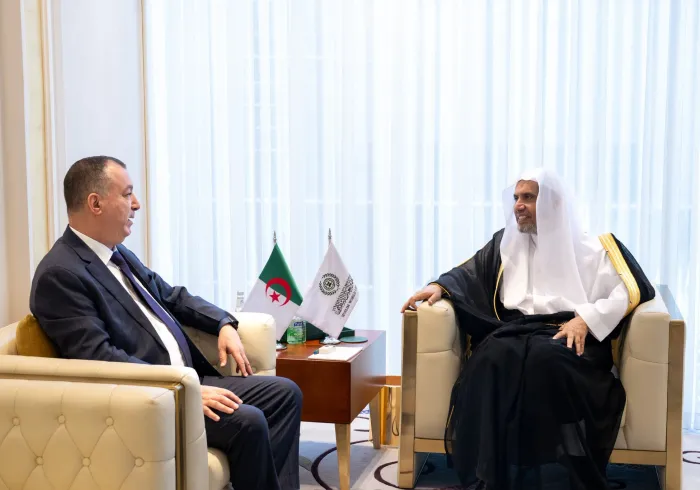 ‏استقبلَ معالي الأمين العام، رئيس هيئة علماء المسلمين، فضيلة الشيخ د.⁧‫محمد العيسى‬⁩‬⁩، في مكتبه بالرياض ظُهرَ اليوم، سعادةَ سفير الجمهورية الجزائرية الديمقراطية الشعبية لدى المملكة العربية السعودية، السيد شريف وليد