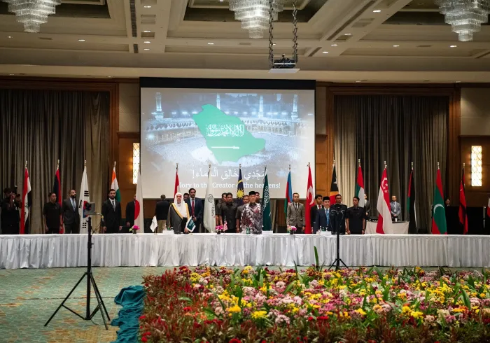 El Secretario General, el Sheij Mohammed Al-Issa, durante la conferencia de prensa con los medios asiáticos, después de la inauguración del "Consejo de Sabios de la ASEAN"