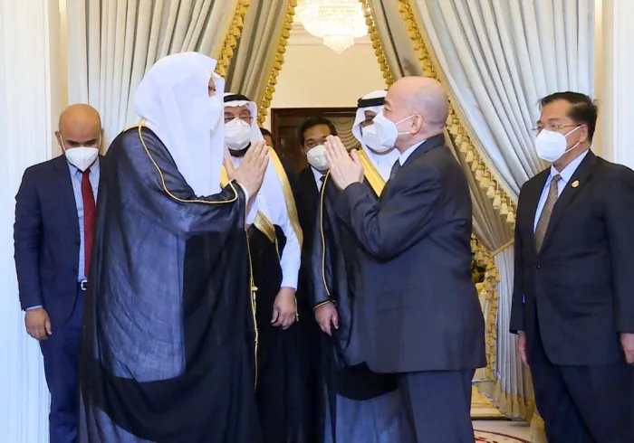 ملك كمبوديا يستقبل د.العيسى.