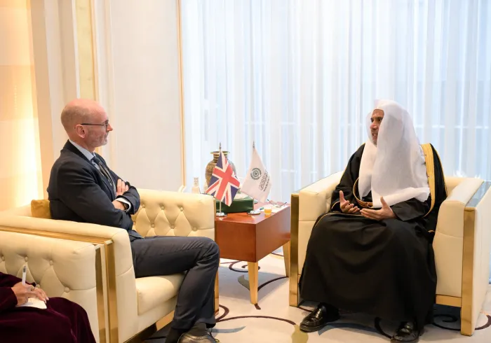 استقبل معالي الأمين العام، رئيس هيئة علماء المسلمين، الشيخ د.⁧‫محمد العيسى‬⁩ ⁦‪‬⁩، في مكتبه بالرياض، ظُهرَ اليوم، سعادةَ سفير المملكة المتحدة لدى المملكة العربية السعودية، السيد ستيفن هيتشن