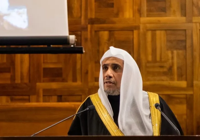 En présence du doyen de l’université et du président du comité pontifical pour le dialogue Mohammad Alissa a tenu une conférence à l’université catholique en Italie suite à laquelle il a été décoré de la médaille de l’université.