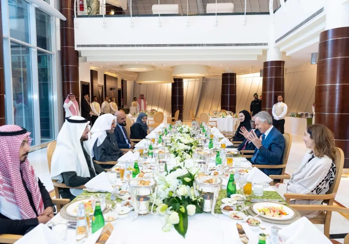 استقبل معالي الأمين العام رئيس هيئة علماء المسلمين الشيخ د. محمد العيسى في مكتبه بالرياض اليوم دولة رئيس الوزراء البريطاني الأسبق السيد: توني بلير