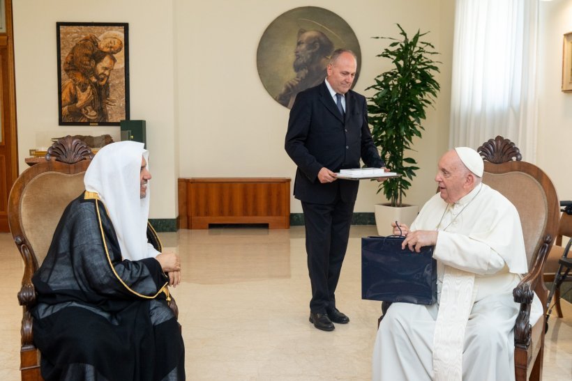 بابا الفاتيكان يستضيفُ معالي الشيخ د. ⁧‫محمد العيسى‬⁩ في مقره السكني بـ:"سانتا مارتا"، ويناقش معه عدداً من الموضوعات ذات الصلة بالقيم المشتركة والتحالف الحضاري