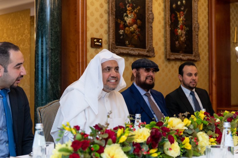 معالي الأمين العام، رئيس هيئة علماء المسلمين، فضيلة الشيخ د. ⁧‫محمد العيسى‬⁩، ودولة رئيس وزراء ⁧‫الفاتيكان‬⁩، نيافة الكاردينال بيترو بارولين، يبحثان سبل التعاون لتعزيز قيم التواصل والتحالف الحضاري بين الأمم والشعوب على ضوء المشترك الإنساني الكبير