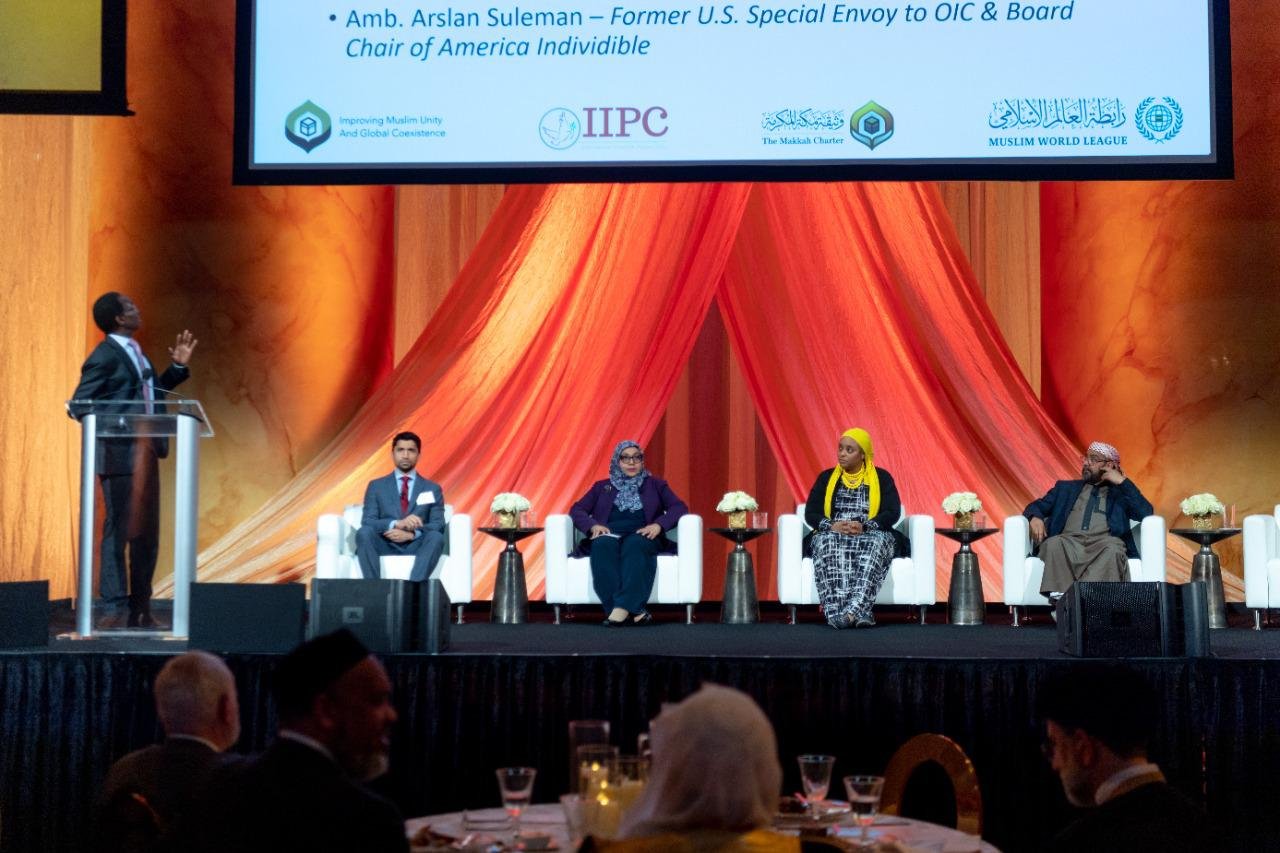 د. العيسى يشهد اتفاقاً تاريخياً بين القيادات الإسلامية في الأمريكتين على إنشاء هيئة مستقلة تجمع مختلف الطوائف والمذاهب