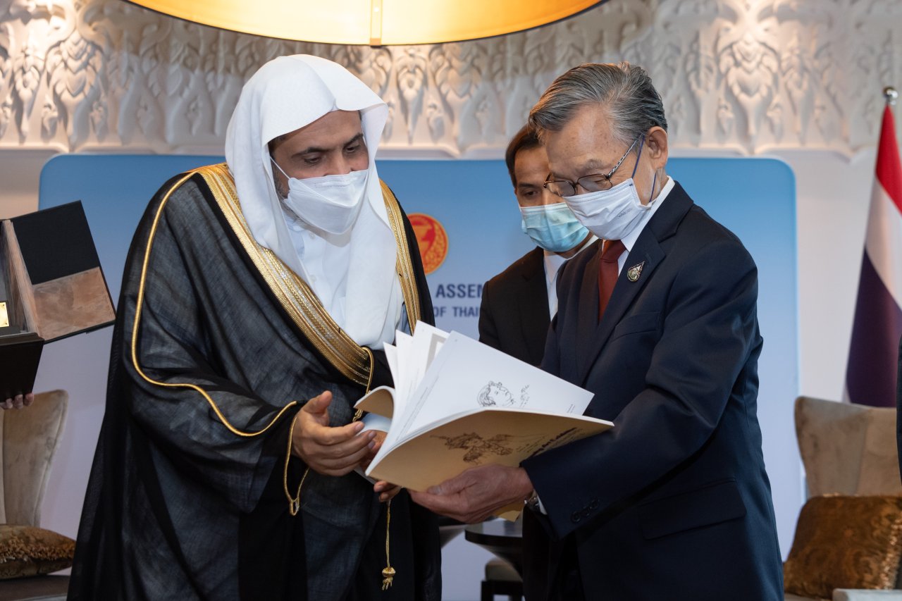 استقبل دولة رئيس البرلمان الحالي ورئيس الوزراء السابق في مملكة تايلاند‬⁩ السيد شون ليكباي في مقرّ البرلمان معالي الشيخ د. محمد العيسى‬⁩