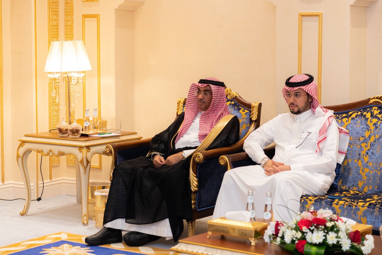 استقبل معالي الشيخ د. محمد العيسى‬⁩ في مقرّ الرابطة بمكة المكرمة، معالي وزير الشؤون الدينية الإندونيسي الشيخ ياقوت خليل قوماس، ومعالي رئيس جمعية نهضة العلماء الشيخ يحي خليل